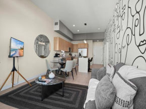 Luxury & Modern Condo in Design District with Pool